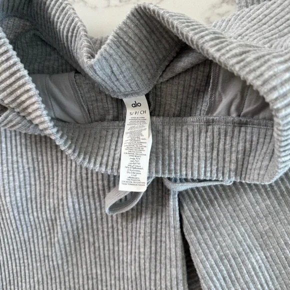 Alo Yoga Muse Sweatpant Jogger - Athletic Heather Grey - Size Small - Picture 3 of 8
